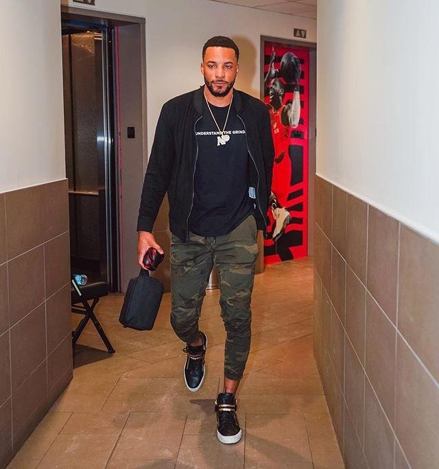 青岛西海岸晒视频：把口号带到诺坎普，老外喊“战斗青岛队”（青岛西海岸发布视频：口号响彻诺坎普，外国球迷高喊“青岛队，战斗！”）