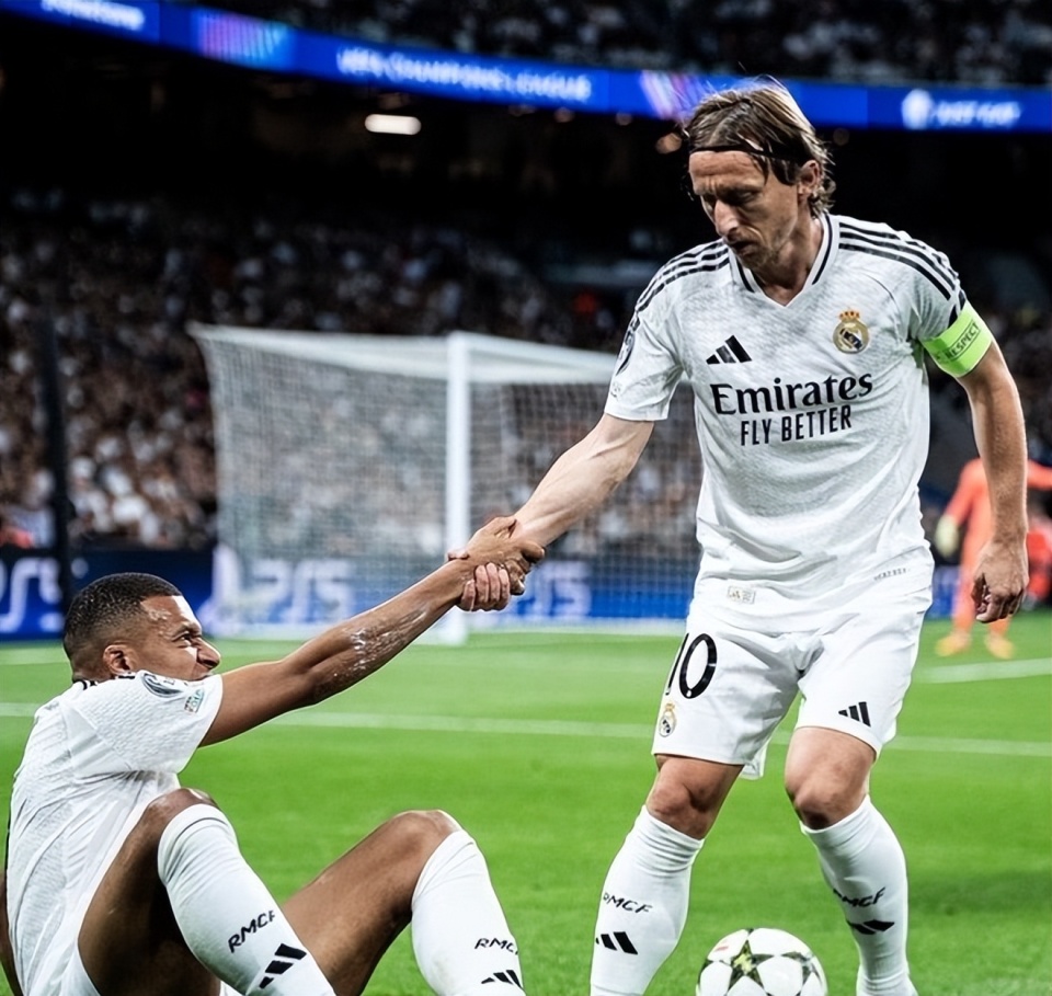 詹姆斯关键三分绝杀比赛（詹姆斯命中关键三分完成绝杀）