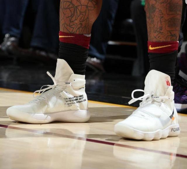 全家福宣，U16国少小将万项加盟塞尔超贝尔格莱德红星俱乐部（塞尔超贝尔格莱德红星官宣签下U16国少万项，全家福合影亮相）