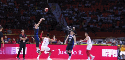 痛！女裁判扔球给希罗，不小心砸到了希罗的关键部位（意外一幕：女裁判回传失手，希罗要害被球击中）